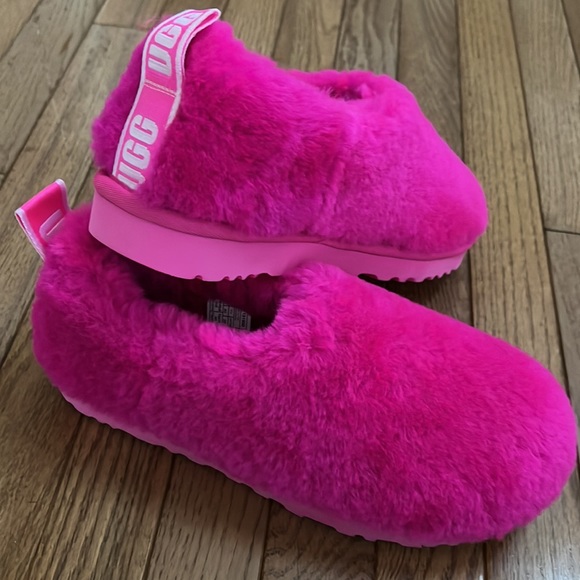 UGG Women Classic Cozy Bootie slippers - Picture 8 of 10